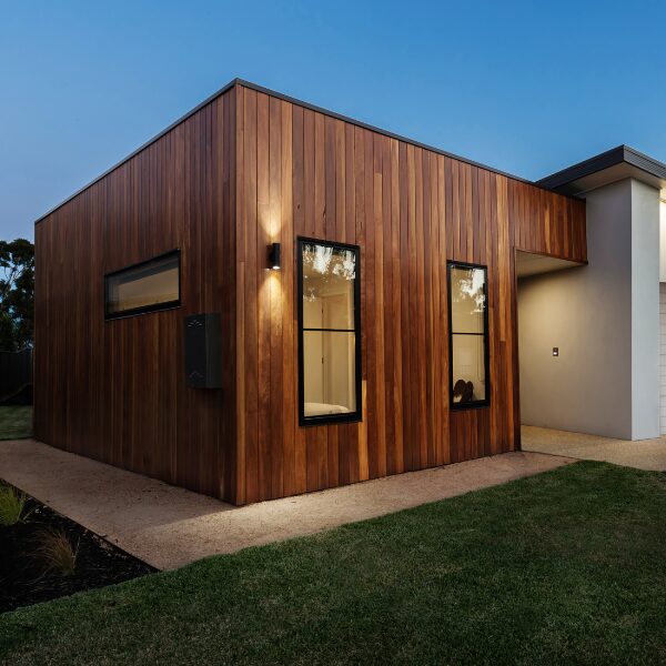 Le bardage en bois naturel pour maisons modernes